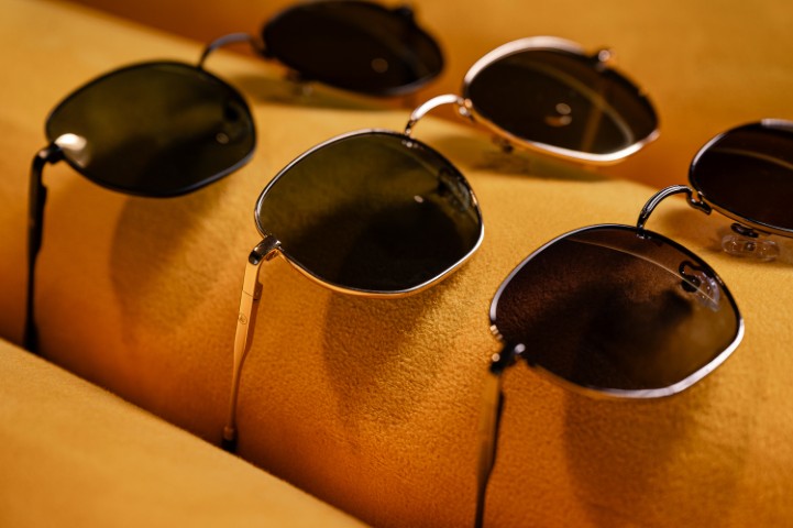 Linha de óculos de sol Saint Tropez com armações metálicas